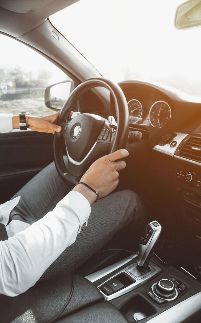 Taxifahrer fährt sicher durch die Stadt – professioneller Fahrdienst von King Taxi Burgdorf Schweiz